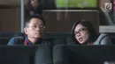 Pemilik PT Purna Arena Yudha, Simon Susilo (kiri) menunggu untuk pemeriksaan di Gedung KPK, Jakarta, Rabu (6/2). Simon Susilo merupakan tersangka kasus dugaan suap terhadap Bupati Lampung Tengah periode 2016-2021 Mustafa. (Merdeka.com/Dwi Narwoko)