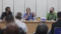 Wakil Wali Kota Bandung Yana Mulyana menghadiri rapat pembahasan protokol kesehatan mengenai kegiatan olahraga dan tempat olahraga, di Gedung KONI Kota Bandung, Jumat (5/6/2020). (Foto: Humas Pemkot Bandung)