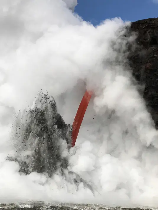 Air terjun lava di gunung berapi Kilauea Hawaii, Rabu (1/2). Masyarakat adat Hawaii meyakini, peristiwa bertemunya lava dengan laut merupakan lambang pertempuran dua saudara penguasa Hawaii. (AP Photo)