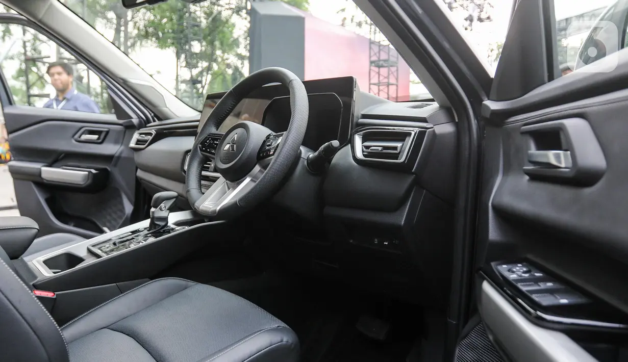 Profil sampingnya memperlihatkan bodi berotot dengan fender lebar dan ground clearance tinggi yang cocok untuk berbagai medan. (Liputan6.com/Herman Zakharia)