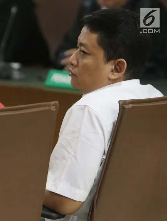 Terdakwa kasus suap dana hibah Kemenpora pada KON yang juga Staff Kemenpora Adhi Purnomo saat sidang tuntutan di Pengadilan Tipikor, Jakarta, Kamis (15/8/2019). Eko Triyanta dituntut 5 tahun dan denda Rp200 juta. (Liputan6.com/Helmi Fithriansyah)