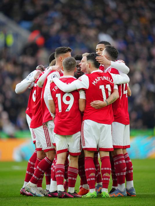 Para pemain Arsenal merayakan gol Leandro Trossard yang kemudian dianulir saat melawan Leicester City pada pertandingan sepak bola Liga Inggris di The King Power Stadium, Leicester, Inggris, 25 Februari 2023. Arsenal mengalahkan Leicester City dengan skor 1-0. (AP Photo/Jon Super)
