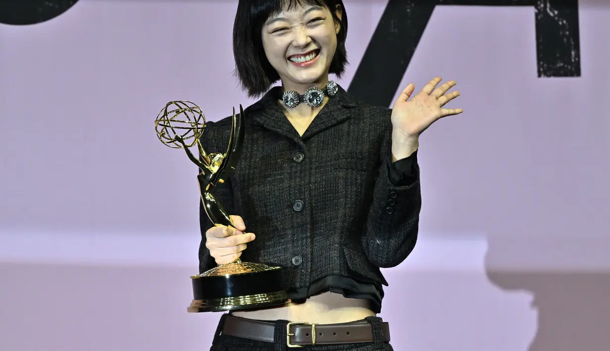 Aktris Korea Selatan Lee Yoo-mi berpose dengan piala saat konferensi pers perayaan Emmy untuk serial Netflix "Squid Game" di Seoul, Korea Selatan (16/9/2022). Lee Yoo-mi memenangi penghargaan Outstanding Guest Actress di ajang Emmy Awards ke-74 yang digelar di Microsoft Theater di Los Angeles, Minggu (4/9/2022). (AFP/Jung Yeon-je)