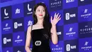 Ia terlihat memukau saat menyapa para penggemarnya dan berpose di hadapan awak media. Lantaran wajahnya yang ramah, publik pun menganggap sebagai idola yang photogenic. (Foto: koreaboo.com)