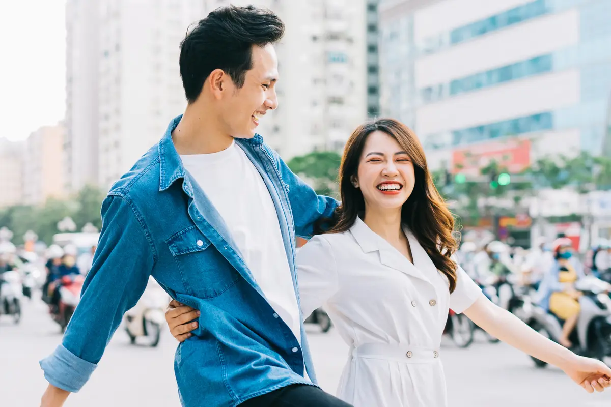 perempuan dan pasangan 2 juni jalan