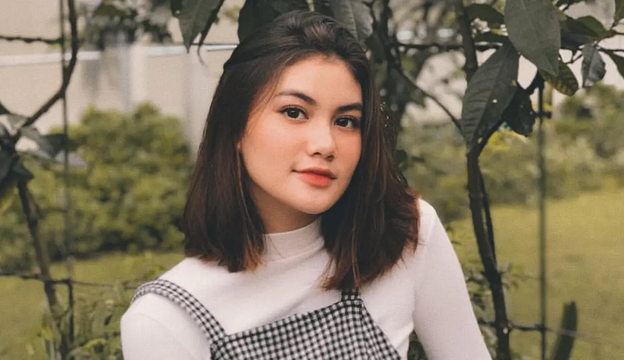 Adrina Putri yang juga merupakan selebgram seperti sang kakak, Andira, kerap mengunggah potret dirinya di akun Instagramnya. (Liputan6.com/IG/@adrinaaputri)