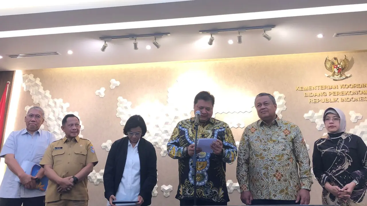 Menteri Koordinator Bidang Perekonomian Airlangga Hartarto, dalam konferensi pers Hasil High Level Meeting (HLM) Tim Pengendalian Inflasi Pusat (TPIP), di kantor Kementerian Perekonomian, Jakarta, Senin (29/1/2024).