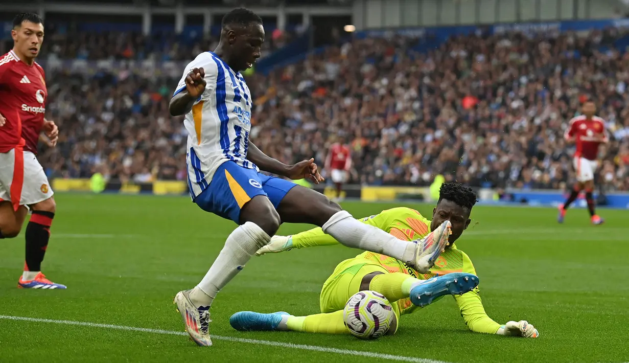Sayap kanan Gambia berusia 20 tahun, Yankuba Minteh didatangkan Brighton and Hove Albion pada awal musim 2024/2025 dari sesama klub Premier League Newcastle United dengan nilai transfer 35 juta euro atau setara Rp602 miliar. Dari dua laga awal di Premier League 2024/2025, ia selalu dimainkan dengan torehan satu assist. (AFP/Glyn Kirk)