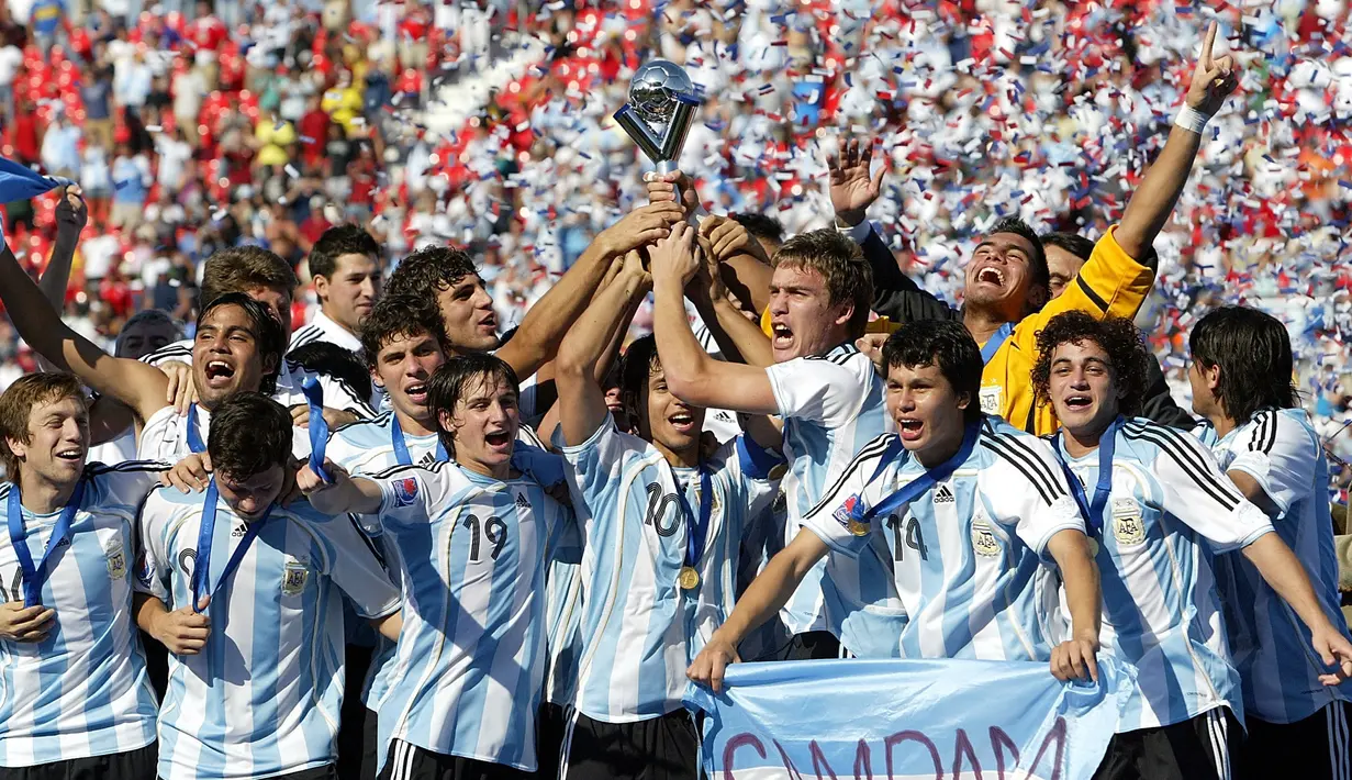 Argentina. Argentina menjadi negara yang berhasil mengoleksi trofi terbanyak di ajang Piala Dunia U-20 dengan 6 trofi, yaitu pada edisi 1979, 1995, 1997, 2001, 2005 dan 2007. Dua trofi terakhir diraih Arentina bersama pemain-pemain yang kini masih tenar. Lionel Messi bersama Sergio Aguero masuk dalam skuad 2005, sementara pada edisi 2007 Argentina diperkuat Sergio Aguero dan Angel Di Maria. (AFP/Getty Images/Dave Sandford)