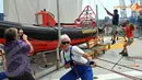 Beginilah suasana Anak Buah Kapal saat menarik tali layar diatas Rainbow Warrior III (Liputan6.com/Abdul Aziz Prastowo)