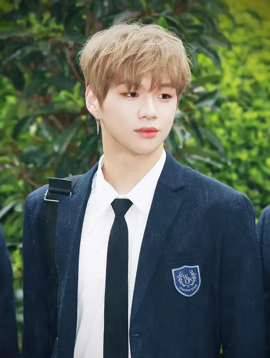 Daniel Wanna One memang punya dada bidang dan bahu lebar. Seperti diketahui, ia melakukan push up 100 kali secara rutin. (Foto: pinterest.com)