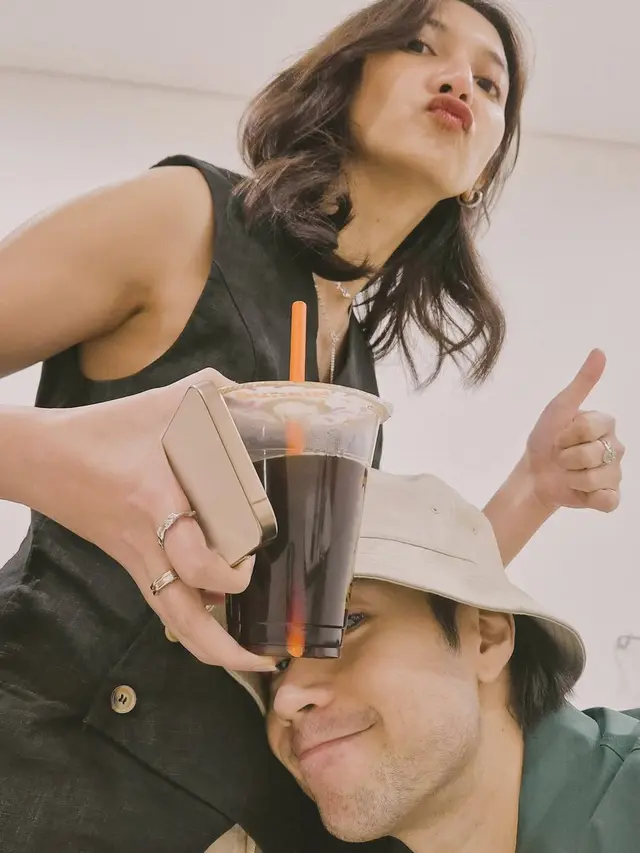 Tampilan Sheila Dara Temani Suaminya, Vidi Aldiano saat Berobat Kanker ke Penang. [@vidialdiano]