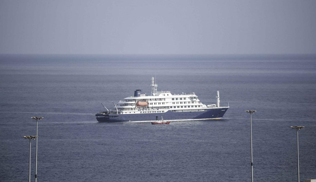 Sementara, virus Hanta, patogen mematikan yang umumnya berasal dari hewan pengerat, dikonfirmasi muncul di atas kapal tersebut. Tampak dalam foto, sebuah perahu ambulans mendekati pintu kemudi di sisi kanan kapal pesiar MV Hondius, saat kapal tersebut berhenti di lepas pelabuhan Praia, ibu kota Tanjung Verde, pada Selasa 5 Mei 2026. (Foto oleh AFP)