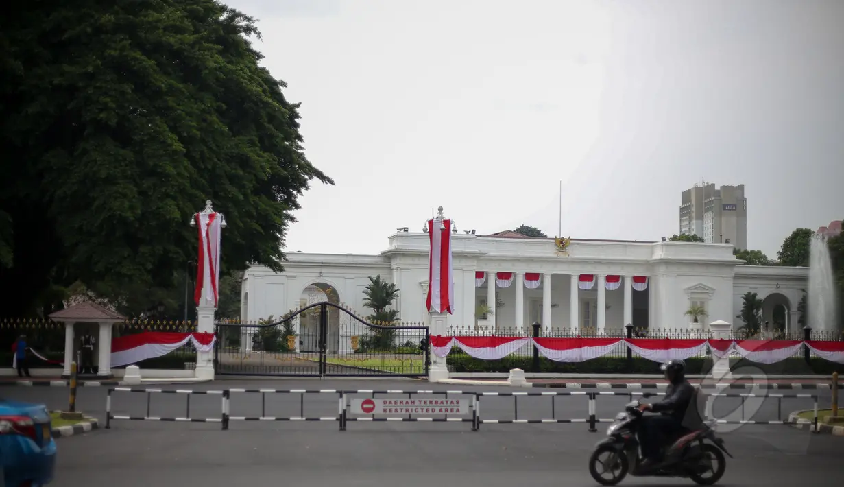 Pagar depan Istana Merdeka mulai dihiasi kain renda berwarna merah putih, Jakarta, Senin (13/4/2015). Jelang Konferensi Asia Afrika (KAA) ke-60 di Bandung pada 24 April mendatang, Istana Merdeka mulai dipercantik. (Liputan6.com/Faizal Fanani)