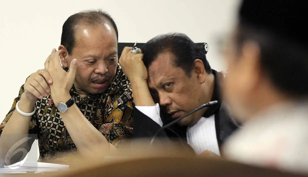 Terdakwa kasus suap Kementerian ESDM dan SKK Migas Sutan Bhatoegana (kiri) berdiskusi dengan kuasa hukumnya disela sidang lanjutan di Pengadilan Tipikor, Jakarta, Kamis (25/6/2015). (Liputan6.com/Helmi Afandi)