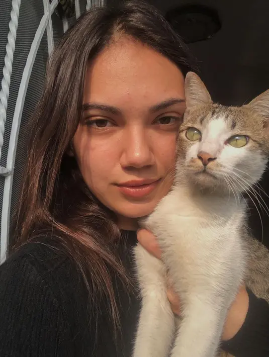 Tampil tanpa pakai makeup, Haico bagikan potret ia bersama Miu, kucing kesayangannya. Sekadar pakai kaos hitam, penggemar memuji Haico dan Miu yang sama-sama menggemaskan. (Liputan6.com/IG/@haico.vdv)