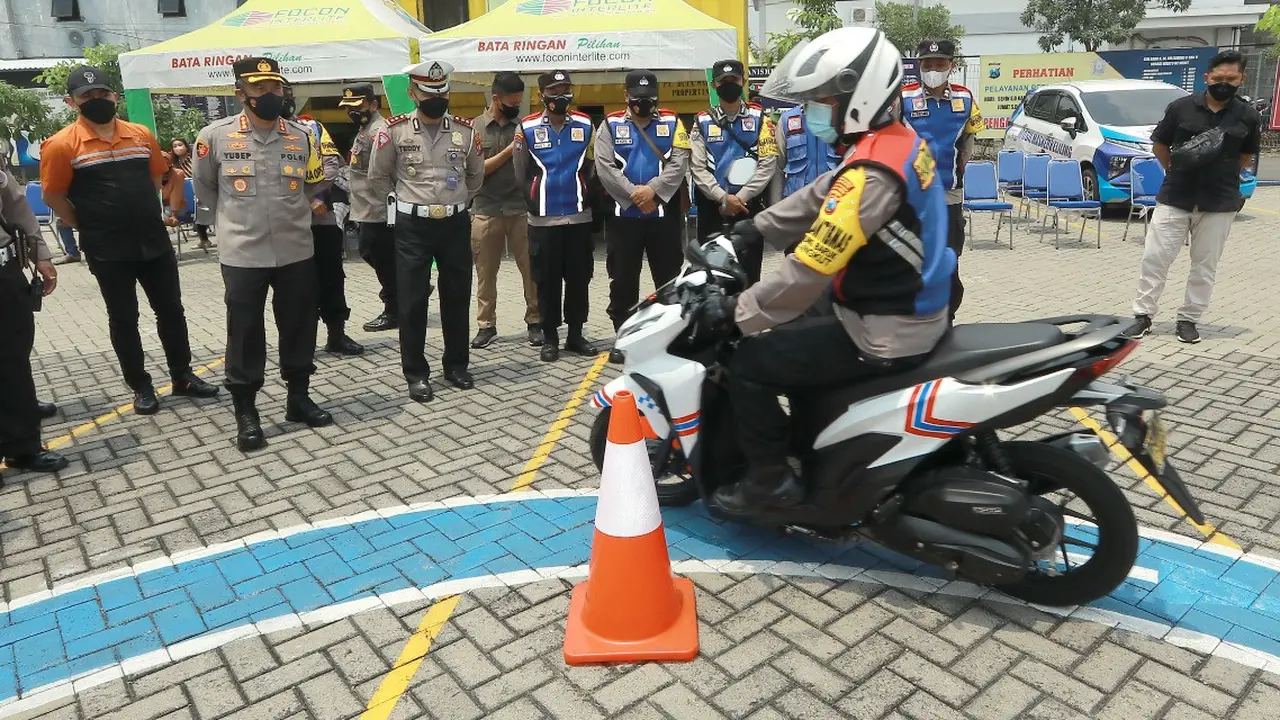 Proses ujian SIM di Surabaya. (Dian Kurniawan/Liputan6.com)
