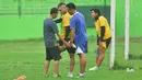 Cristian Gonzales (2kiri) mendapat pengawasan medis pada sesi latihan di Stadion Gajayana, Malang, Senin (23/5/2016). (Bola.com/Iwan Setiawan)