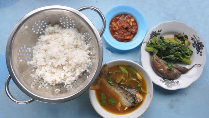 Pindang ikan patin yang dijual di warung apung di tepian Sungai Musi Palembang Sumsel (Liputan6.com / Nefri Inge)