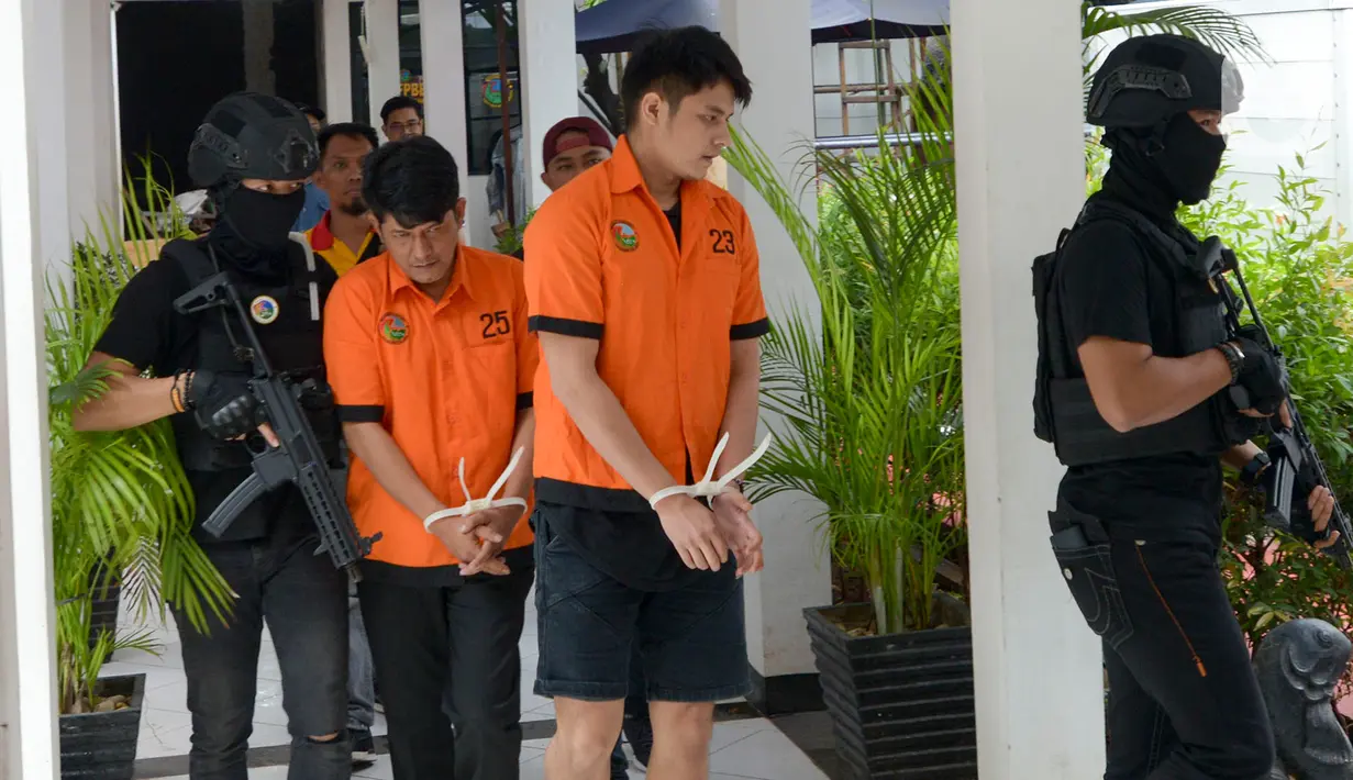 Polisi menghadirkan artis peran Aulia Farhan saat rilis kasus narkoba di Polda Metro Jaya, Jumat (21/2/2020). Aulia Fahran ditangkap Direktorat Narkoba Polda Metro Jaya di Hotel Amaris, Jakarta pada Kamis, 20 Februari 2020 saat tengah menunggu pesanan sabu dari rekannya. (merdeka.com/Imam Buhori)