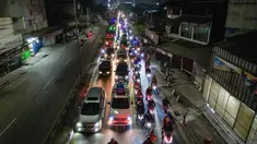 Pengendara kendaraan bermotor melintas di Jalan Raya Cikarang, Bekasi, Jawa Barat, Rabu (18/3/2026). Peningkatan arus kendaraan mulai terlihat di jalur arteri wilayah Kabupaten Bekasi pada mudik Idul Fitri 2026.
