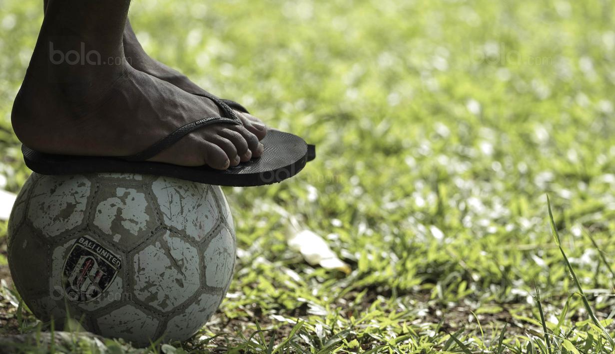 Meski dalam keterbatasan, anak-anak di Maluku tetap bersemangat berlatih sepak bola. (Bola.com/Peksi Cahyo)