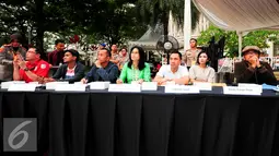 Tim Juri saat menyeleksi film pendek di Police Movie Festival 2015, Jakarta, Sabtu (13/6/2015). Film pendek besutan Edosz cs dengan judul' Mencoba Menjadi Polisi Harapan ' berhasil keluar sebagai juara pertama. (Liputan6.com/Yoppy Renato)