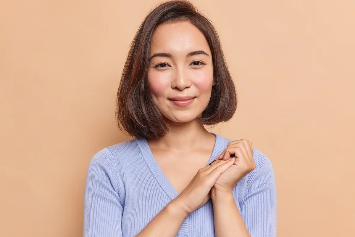 wanita september tersenyum tenang
