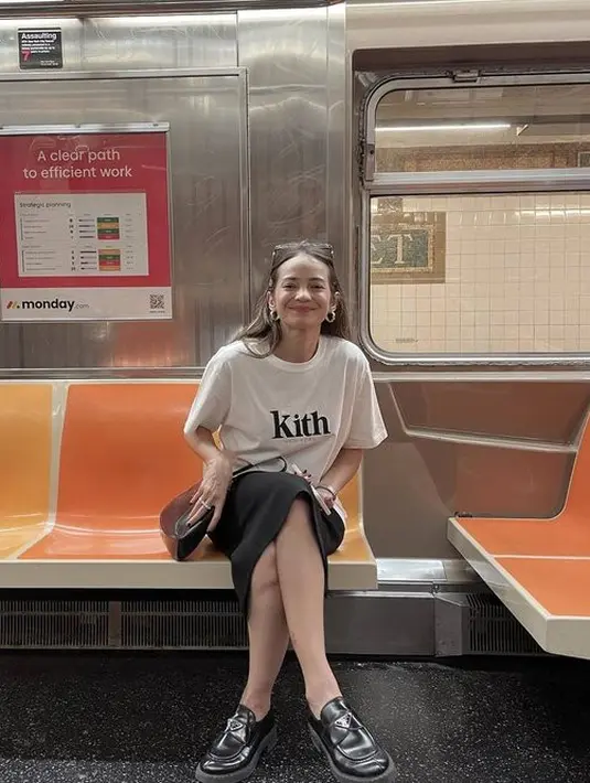 <p>Enzy tampak jalan-jalan dengan naik transportasi umum. Senyumnya yang merekah seakan menandakan Enzy sangat bahagia tinggal di Amerika Serikat. [Foto: instagram.com/enzystoria]</p>