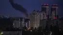 Asap mengepul saat serangan Rusia di ibu kota Ukraina, Kyiv, pada Minggu 24 Mei 2026, di tengah invasi Rusia di Ukraina. (Evgen KOTENKO/AFP)