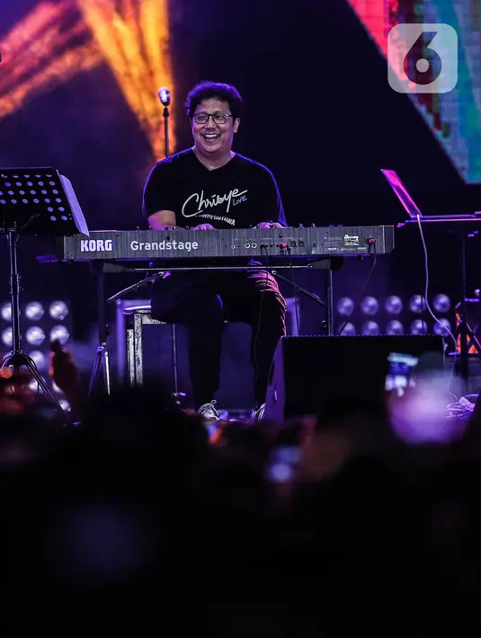 Komposer Erwin Gutawa tampil dalam Synchronize Fest 2019 yang bertajuk Chrisye Live by Erwin Gutawa di Gambir Expo, Jakarta, Sabtu (5/10/2019). Para pengunjung diajak untuk bernostalgia dengan lagu-lagu dari musisi kelas kakap yaitu almarhum Chrisye. (Liputan6.com/Faizal Fanani)