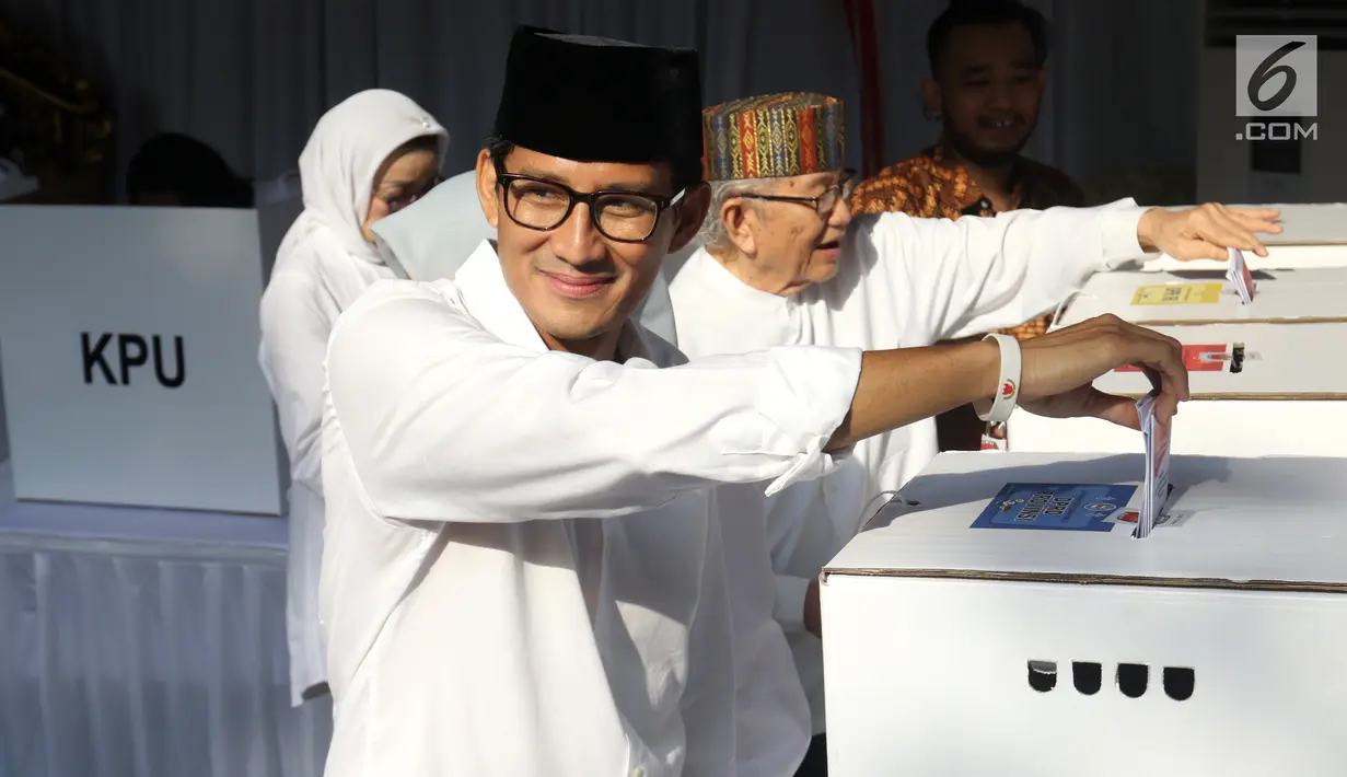 Calon Wakil Presiden nomor urut 02 Sandiaga Uno memasukkan surat suara ke dalam kotak seusai melakukan  pencoblosan di TPS 002 Selong, Kebayoran Baru, Jakarta Selatan, Rabu (17/4). Sandiaga Uno menggunakan hak pilihnya dalam Pemilu 2019. (Liputan6.com/Johan Tallo)