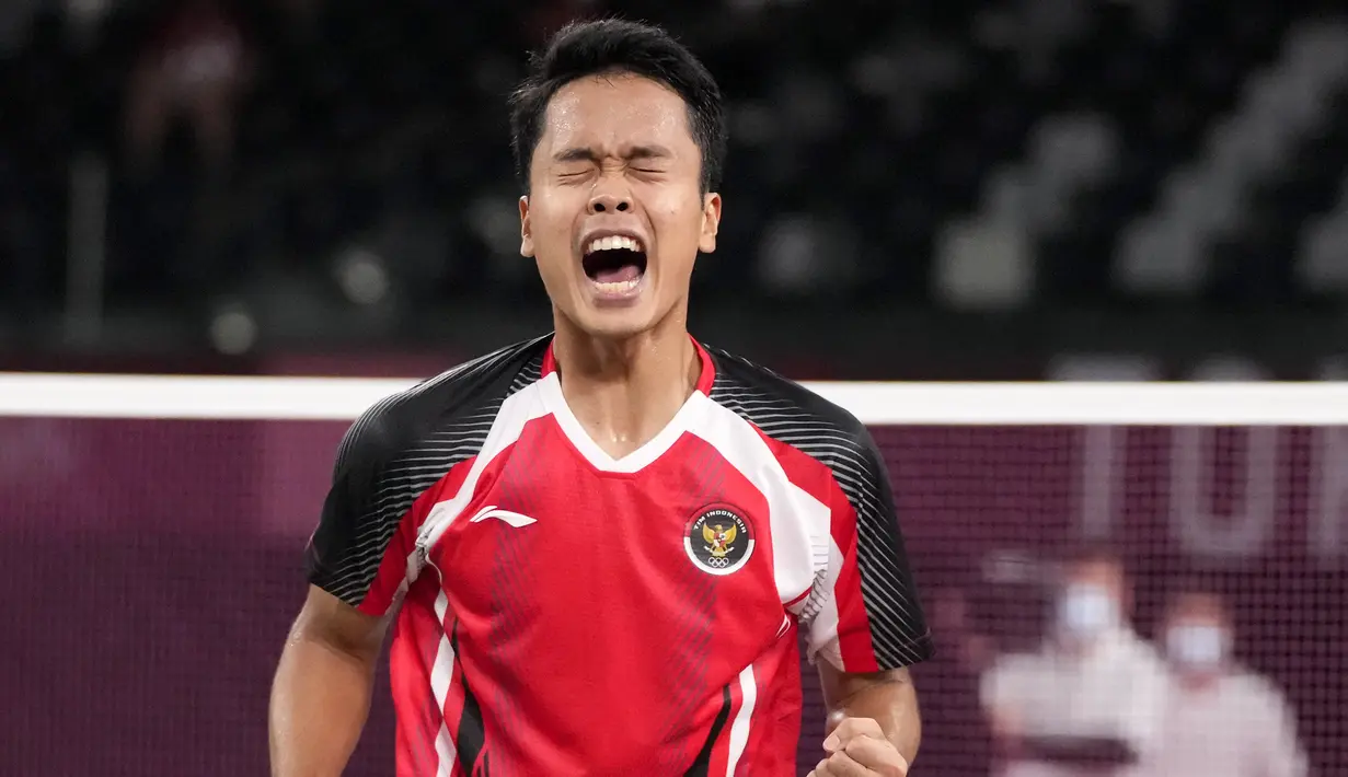 Pebulu tangkis tunggal putra Indonesia, Anthony Sinisuka Ginting lolos ke semifinal nomor tunggal putra bulu tangkis Olimpiade Tokyo 2020 usai menyingkirkan wakil Denmark, Anders Antonsen dengan rubber-game di Musashino Sport Plaza, Sabtu (31/7/2021) siang WIB. (Foto: AP/Markus Schreiber)