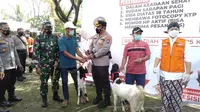 Vaksinasi massa di Trenggalek berhadiah kambing. (Dian Kurniawan/Liputan6.com)