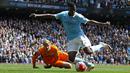 Pemain Manchester City, Kelechi Iheanacho, mengecoh kiper Stoke City dan mencetak gol dalam laga Liga Inggris di Stadion Etihad, Manchester, Sabtu (23/4/2016). (AFP/Lindsey Parnaby)