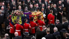 Peti mati Ratu Elizabeth II dibawa dalam Westminster Abbey saat prosesi pemakamannya, London, Inggris, Senin (19/9/2022). Ratu Elizabeth II akan dimakamkan di Windsor bersama mendiang suaminya, Pangeran Philip, yang meninggal tahun lalu. (Phil Noble/Pool Photo via AP)