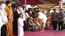 Corporate Secretary Gilang Iskandar memberikan bingkisan kepada anak yatim piatu yang berprestasi pada ramadan mubarak buka puasa bersama 1000 anak yatim dhuafa dan disabilitas di Gunung Putri, Bogor, Sabtu, (02/6). (Liputan6.com/Herman Zakharia)
