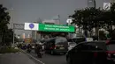 Sejumlah kendaraan melintasi rambu elektronik yang berada di Jalan Sudirman, Jakarta, Kamis (28/3). Rambu elektronik tersebut berfungsi sebagai media informasi untuk pengguna jalan. (Liputan6.com/Faizal Fanani)