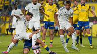 Dua pemain Real Madrid, Brahim Diaz dan Kylian Mbappe, bereut bola dengan bek Las Palmas, Mika Marmol, dalam pertandingan jornada ketiga La Liga Spanyol di Gran Canaria stadium, Jumat (30/8/2024) dini hari WIB. Real Madrid harus puas bermain imbang 1-1 dalam laga ini. (CESAR MANSO / AFP)