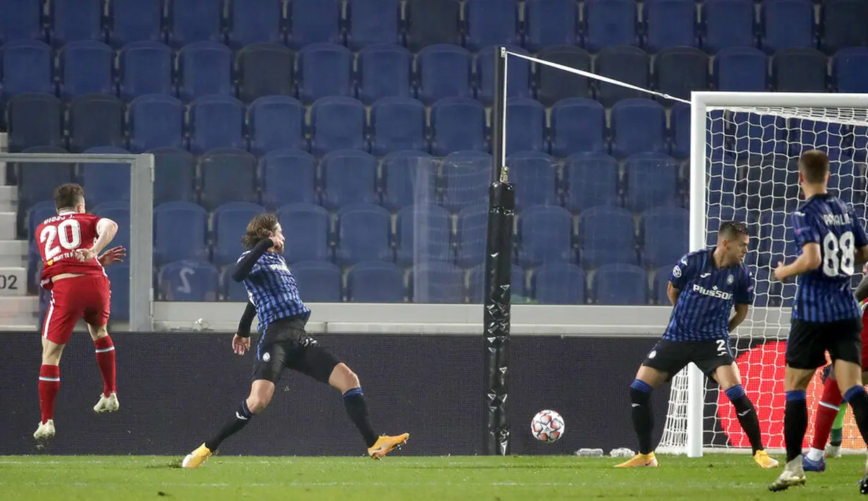Pemain Liverpool Diogo Jota (kiri) mencetak gol ke gawang Atalanta pada pertandingan Grup D Liga Champions di Stadion Gewiss, Bergamo, Italia, Selasa (3/11/2020). Liverpool menang 5-0 dengan hattrick dari Diogo Jota. (AP Photo/Luca Bruno)