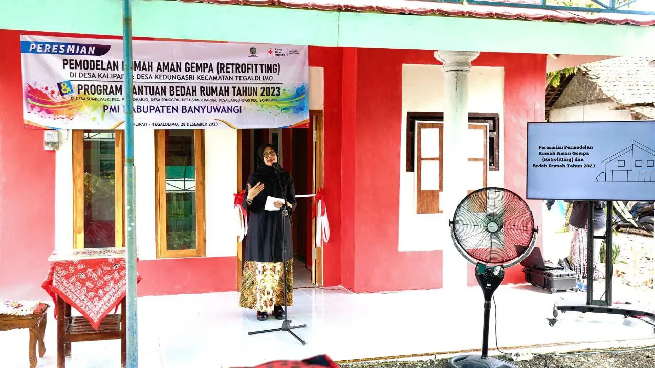Bupati Banyuwangi Ipu Fiestiandani memberikan sambutan dalam penyerahan bantuan rumah tahan gempa terhdap masyarakat kecamatan Tegaldelimo (Istimewa)