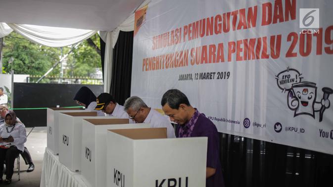 Ketua KPU Arief Budiman (dua kanan) bersama  Komisioner KPU melakukan pencoblosan saat menggelar simulasi Pemilu 2019 di halaman Gedung KPU, Jakarta, Selasa (12/3). (Liputan6.com/Faizal Fanani)