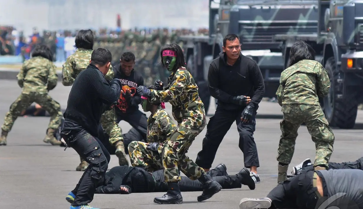 Prajurit wanita dari TNI tak kalah tangguhnya dari prajurit laki-laki, Surabaya, Senin (7/10/2014) Surabaya (Liputan6.com/Johan Tallo)
