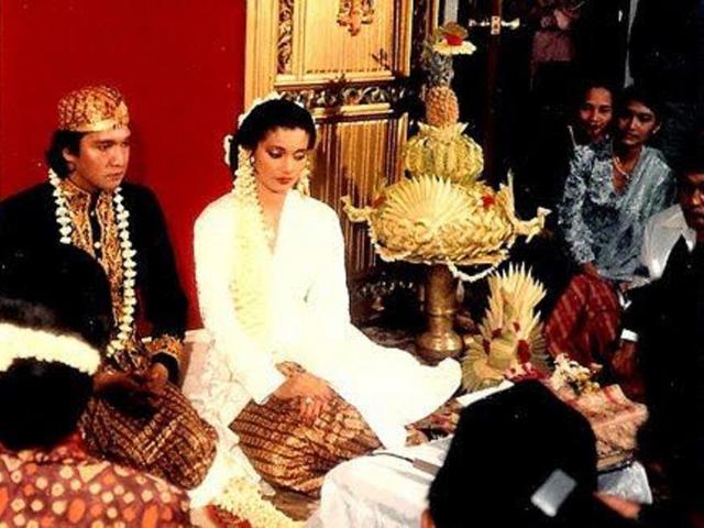 30 Tahun Menikah Kisah Cinta Marissa Haque Dan Ikang Fawzi News Entertainment Fimela Com