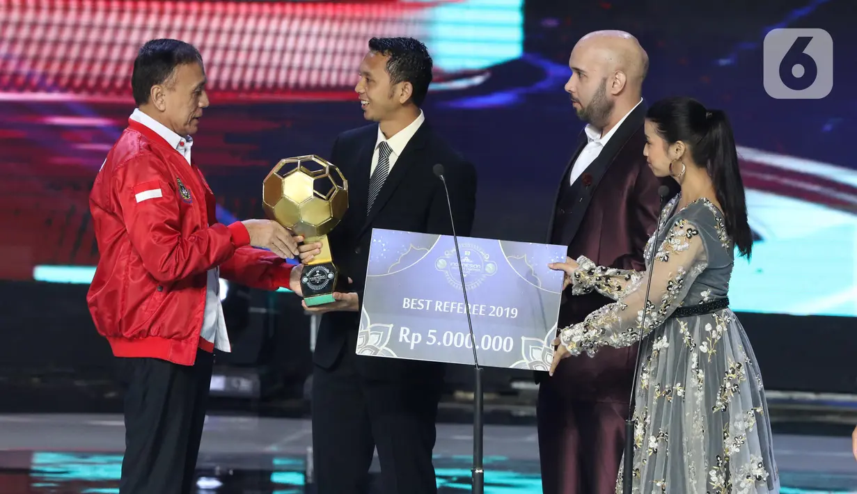 Ketua PSSI, M Iriawan (kiri) menyerahkan trofi kepada wasit Yudo Nurcahya yang menjadi Best Referee 2019 saat Indonesian Soccer Award 2019 di Studio 6 Indosiar, Jakarta, Jumat (10/1/2020). 16 penghargaan diberikan pada acara ini. (Liputan6.com/Helmi Fithriansyah)