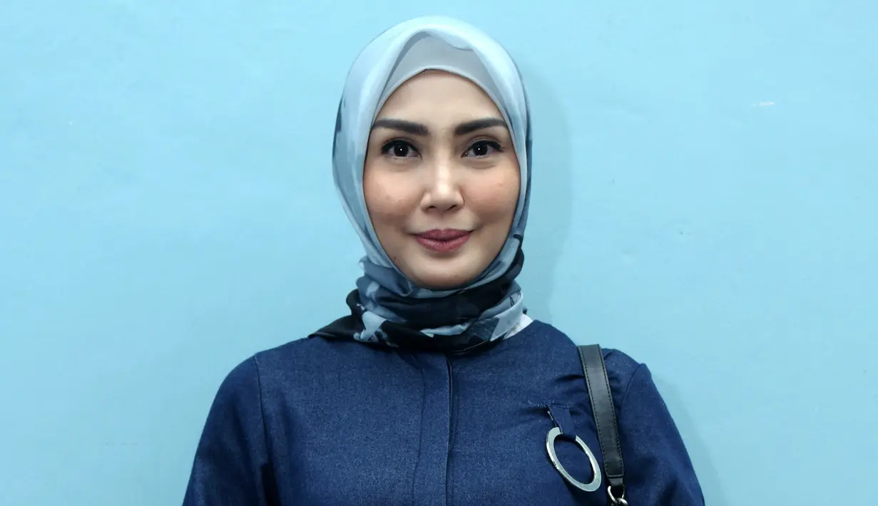 Presenter Fenita Arie mengaku bingung saat keputusannya mengenakan hijab pada awal 2018 ini, ternyata menjadikan berkah tersendiri. Bahkan, ia mengaku makin banyak tawaran. (Nurwahyunan/Bintang.com)