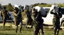 Anggota Skuad Khusus Bolivia membawa satu ton kokain dalam paket yang disita di lokasi Baures saat jumpa pers di Trinidad, El Beni, Bolivia (19/7). Obat terlarang tersebut diduga akan dikirim ke Brasil. (AFP Photo/Ar/Aizar Raldes)