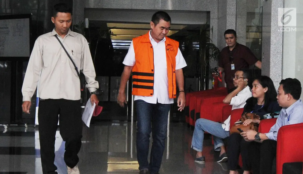 Wali Kota Malang nonaktif, Mochammad Anton dikawal petugas berjalan keluar gedung KPK untuk menjalani perawatan di RSCM, Jakarta, Kamis (12/4). Anton merupakan tersangka kasus dugaan suap pembahasan APBD-P Pemkot Malang TA 2015. (Merdeka.com/Dwi Narwoko)