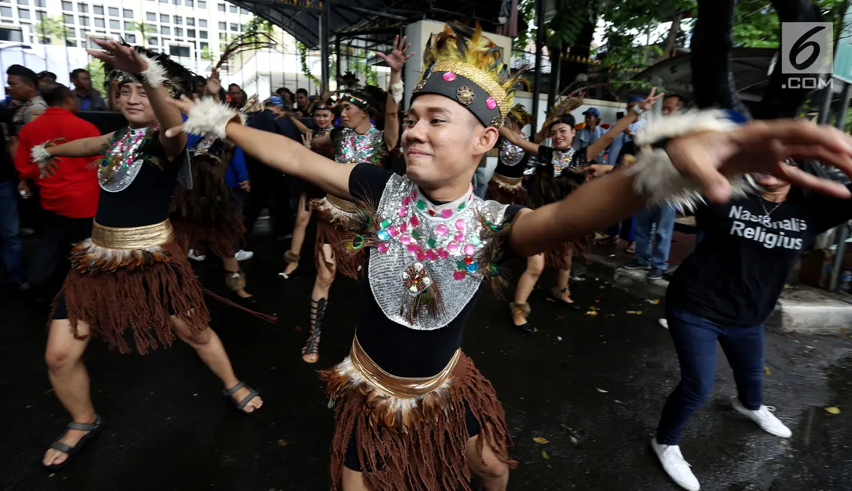 Simpatisan partai Demokrat membawakan tarian tradisional saat mendaftarkan diri ke Komisi Pemilihan Umum (KPU) Jakarta, Senin (16/10). (Liputan6.com/JohanTallo)