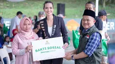 Dalam momen peluncuran novel pertamanya berjudul Cerita Ade, Nia Ramadhani juga turut menjalani bakti sosial. Momen saat Nia lakukan bakti sosial ini pun tak lepas dari sorotan. (Liputan6.com/IG/@ramadhaniabakrie)